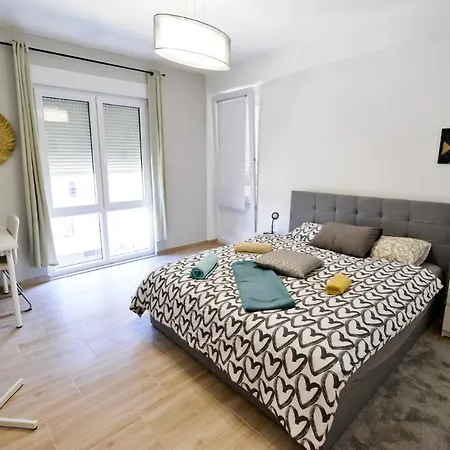 Deluxe Rocky Ii With Balcony *